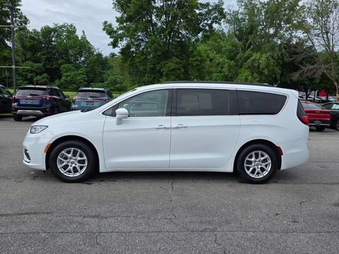 Used 2022 Chrysler Pacifica Touring-L FWD image 5