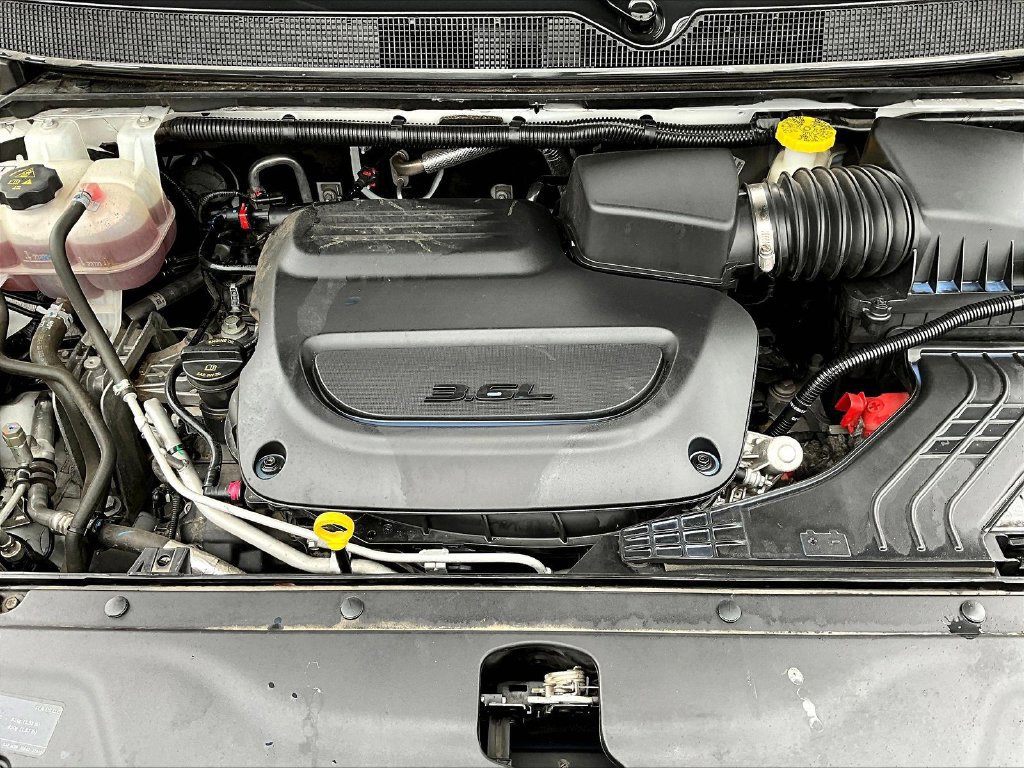Used 2024 Chrysler Pacifica Touring-L FWD image 31