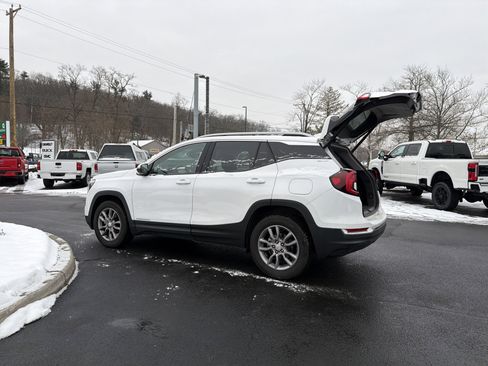 Used 2024 GMC Terrain SLT image 31