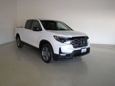 Certified 2025 Honda Ridgeline TrailSport image 3