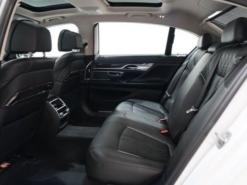 Used 2020 BMW 745e xDrive image 32