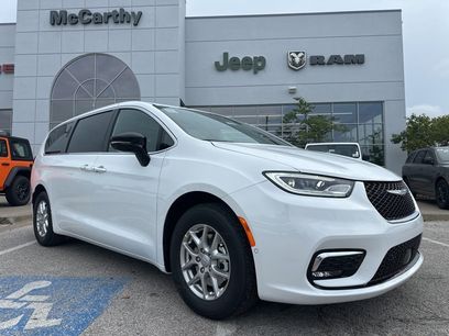 New 2026 Chrysler Pacifica Select