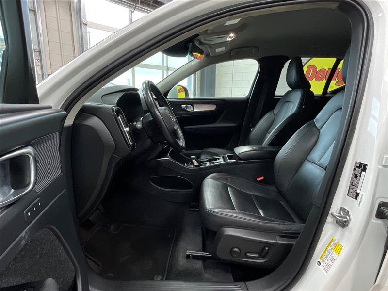 Used 2021 Volvo XC40 T4 Momentum FWD image 10