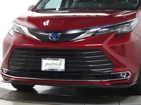 Used 2022 Toyota Sienna XLE w/ XLE Plus Package AWD/4WD image 3