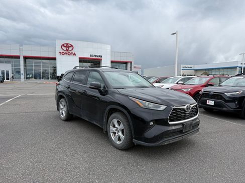 Used 2023 Toyota Highlander LE AWD/4WD image 1