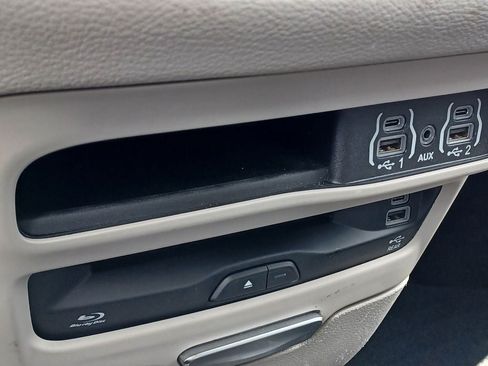 Used 2023 Chrysler Pacifica Touring-L w/ Uconnect Theater Family Group AWD/4WD image 26