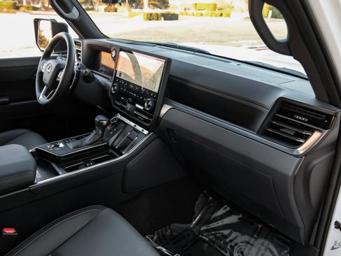 Used 2025 Lexus GX 550 w/ Accessory Package (2T) image 40