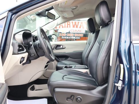 Used 2024 Chrysler Pacifica Touring-L FWD image 12