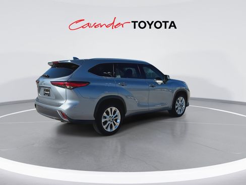 Used 2023 Toyota Highlander Limited FWD image 8