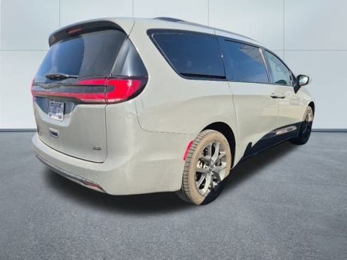 Used 2021 Chrysler Pacifica Touring-L w/ Uconnect Theater Family Group image 6