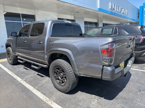 Used 2017 Toyota Tacoma TRD Sport AWD/4WD image 3