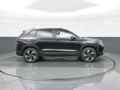 New 2026 Volkswagen Taos SE image 8