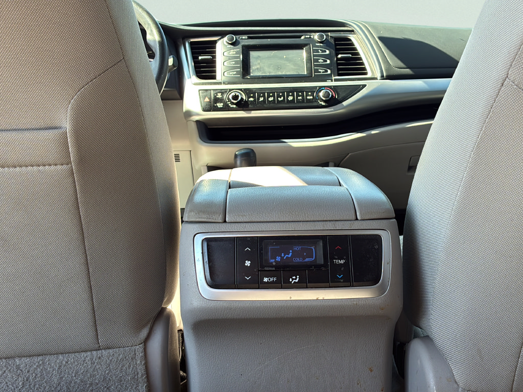 Used 2017 Toyota Highlander LE FWD image 18