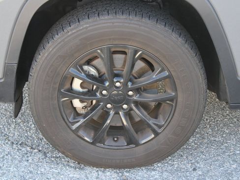 Used 2023 Jeep Cherokee Altitude Lux image 8