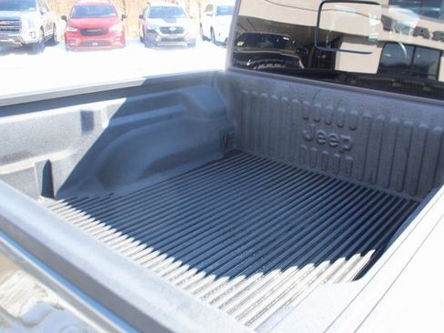 Used 2022 Jeep Gladiator Overland w/ Popular Equipment Package image 5