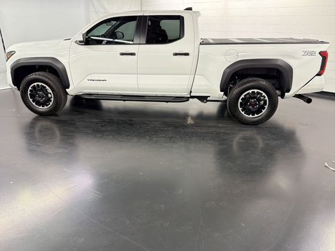 Used 2025 Toyota Tacoma TRD Off-Road image 2