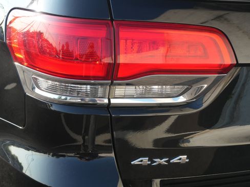 Used 2020 Jeep Grand Cherokee Overland AWD/4WD image 17