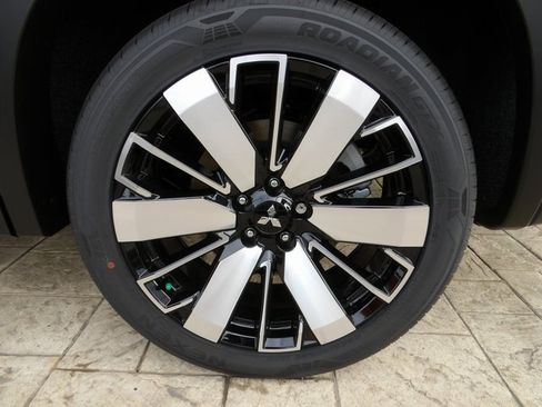 New 2025 Mitsubishi Outlander SE image 12