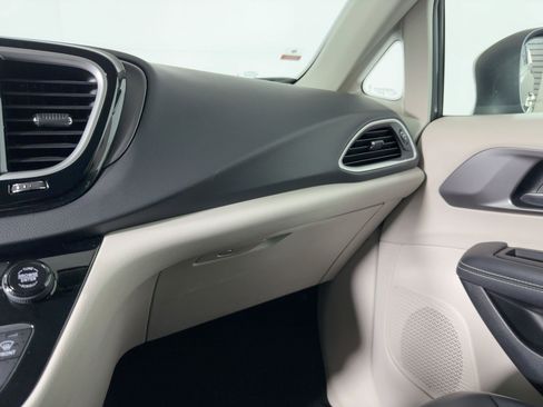 Used 2023 Chrysler Pacifica Touring-L image 26