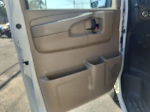 Used 2015 Chevrolet Express 2500 RWD image 17