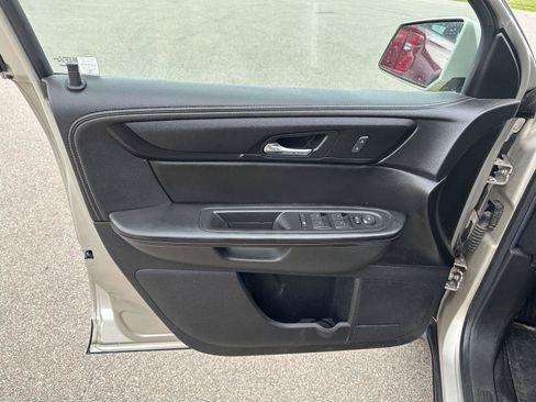 Used 2015 Chevrolet Traverse LT w/ Style and Technology Package FWD image 17