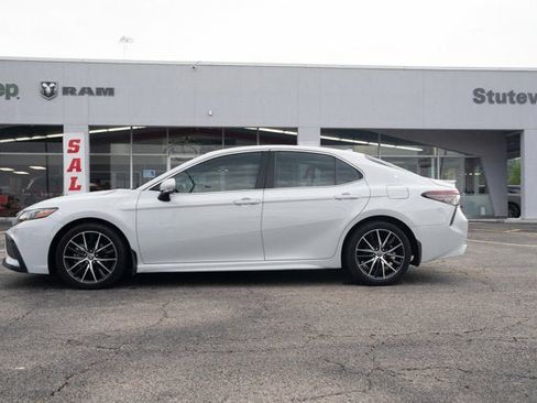 Used 2023 Toyota Camry SE image 2