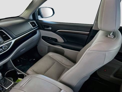 Used 2016 Toyota Highlander Limited Platinum FWD image 5