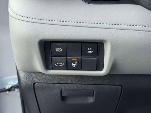 Used 2024 Toyota Highlander Limited image 19