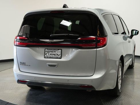 Used 2023 Chrysler Pacifica Touring-L FWD image 8