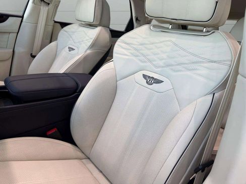 New 2025 Bentley Bentayga V8 image 17