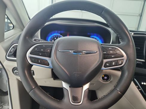 Certified 2023 Chrysler Pacifica Touring-L FWD image 25