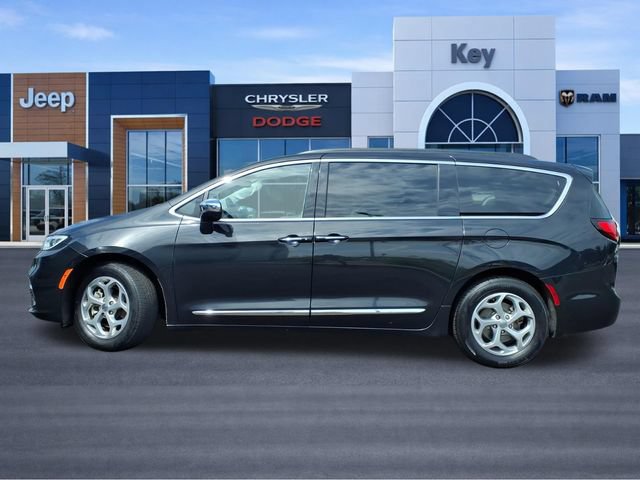 Used 2023 Chrysler Pacifica Limited FWD image 2