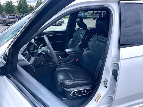 Used 2023 Jeep Grand Cherokee Overland w/ Luxury Tech Group IV AWD/4WD image 10