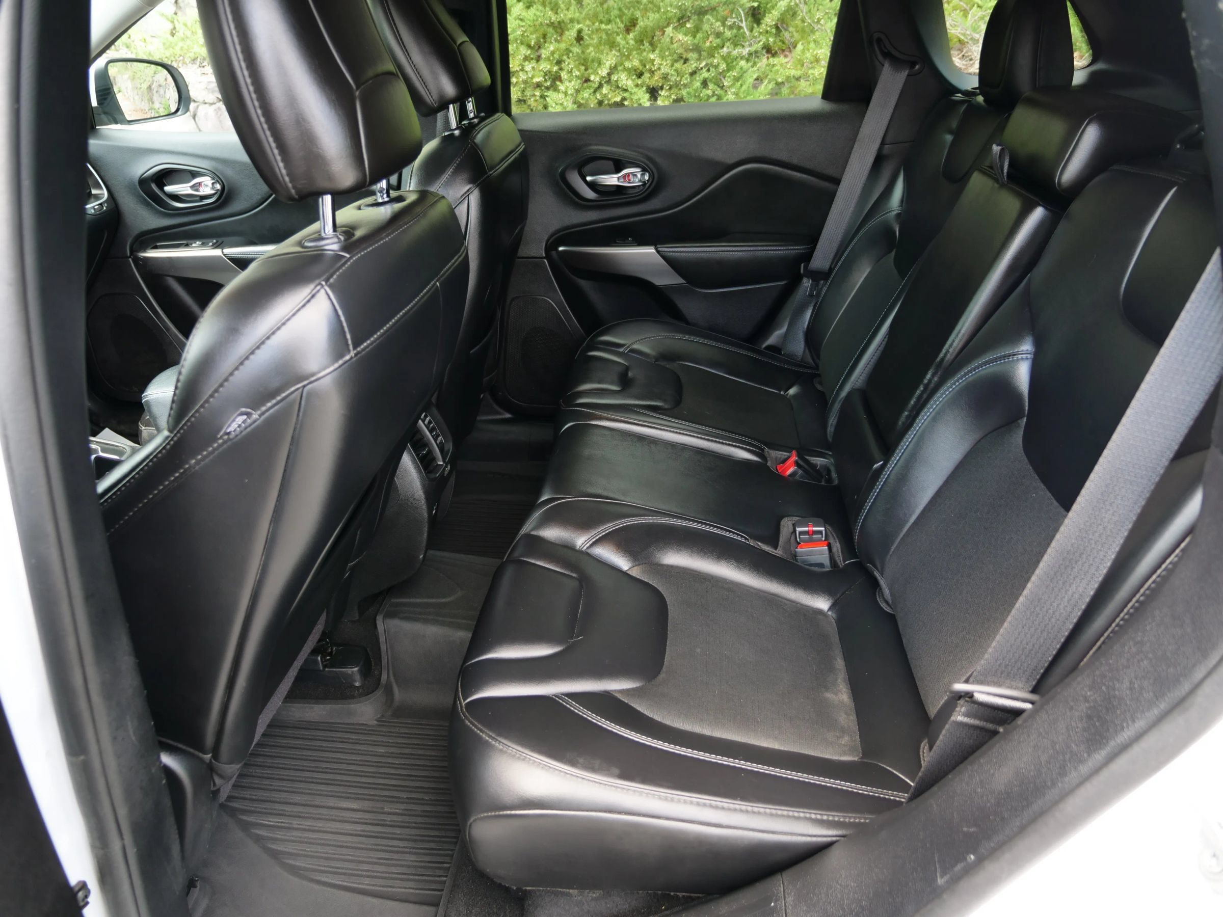 Used 2021 Jeep Cherokee Latitude Plus w/ Mopar Interior Package AWD/4WD image 14