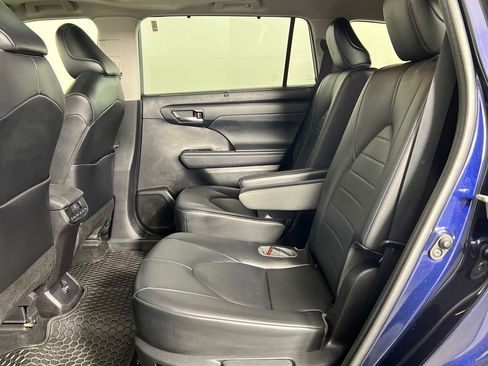 Used 2021 Toyota Highlander XLE image 16