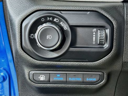 Used 2023 Jeep Wrangler Unlimited Sahara AWD/4WD image 18