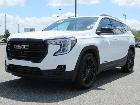 Used 2024 GMC Terrain SLT w/ Tech Package FWD image 3