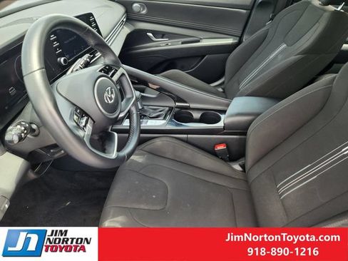 Used 2022 Hyundai Elantra SEL w/ Convenience Package FWD image 14