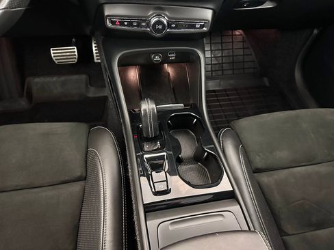Used 2019 Volvo XC40 T5 R-Design image 16