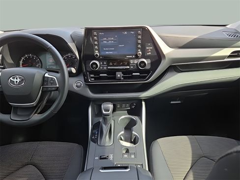 Used 2022 Toyota Highlander LE image 13
