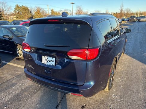Used 2018 Chrysler Pacifica Touring-L Plus w/ Advanced Safetytec Group image 3