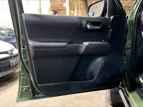 Used 2021 Toyota Tacoma TRD Sport w/ Technology Package image 16