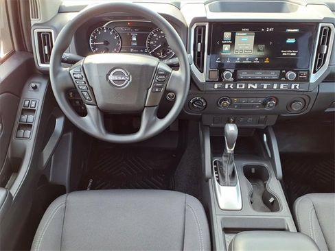 Used 2025 Nissan Frontier SV image 3