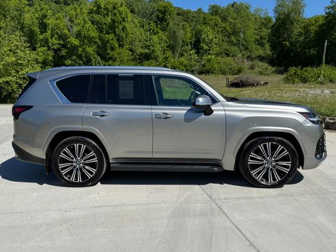 Used 2023 Lexus LX 600 4WD w/ Luxury Package image 7
