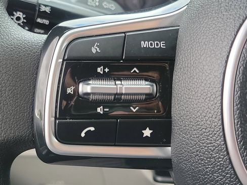 Used 2024 Kia Carnival LX FWD image 8