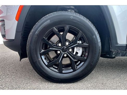 Used 2024 Jeep Grand Cherokee L Laredo AWD/4WD image 9