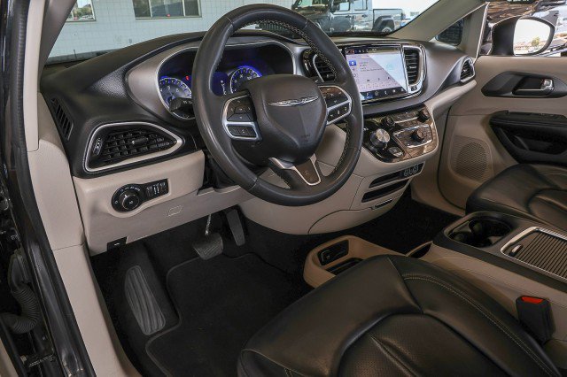 Used 2023 Chrysler Pacifica Touring-L FWD image 11