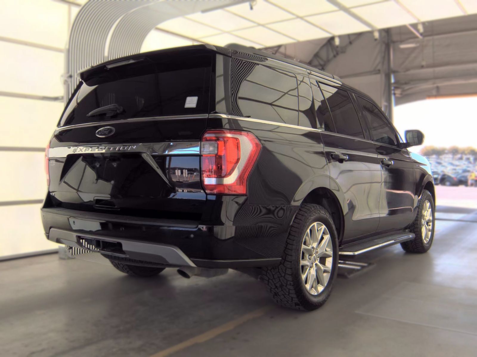 Used 2020 Ford Expedition XLT w/ Equipment Group 202A RWD image 4