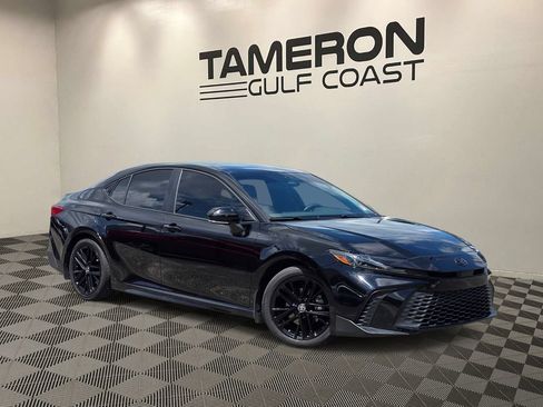 Used 2025 Toyota Camry SE FWD image 1