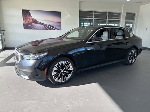 Used 2025 BMW 530i xDrive w/ Premium Package image 4